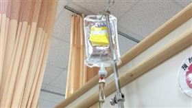 急診吊點滴！全職媽吊一半「求醫生給出院」原因曝光　55字噴母愛…網淚推(圖/翻攝自爆怨公社)
