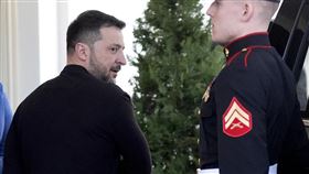 澤倫斯基（左）赴白宮和川普會談，未穿西裝也成了關注的話題。（圖／美聯社／達志影像）