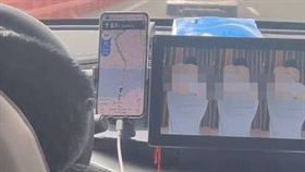 武漢一名計程車司機載客時竟觀看不雅片。（圖／翻攝自網易新聞）
