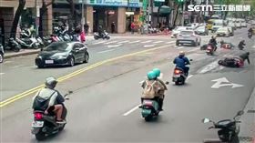 北市陳男駕駛曳引車時緊急煞車，導致車上廢土灑落地面，造成4輛機車先後摔倒。（圖／翻攝畫面）