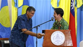 賴總統訪帛琉國會發表演說（2）總統賴清德（右）在帛琉時間5日訪問當地國會並發表演說，演說結束後與帛琉總統惠恕仁（Surangel Whipps Jr.）（左）握手致意。中央社記者翁睿坤帛琉攝  113年12月5日