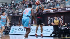 P.LEAGUE+聯盟高雄鋼鐵人隊主控艾賽亞（Isaiah Briscoe）繳出大三元表現仍無力助隊止敗。（圖／PLG提供）