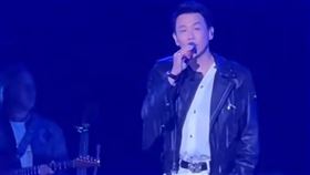 陶喆昨在香港紅館強忍悲傷演唱方大同的《愛愛愛》（圖／翻攝微博）