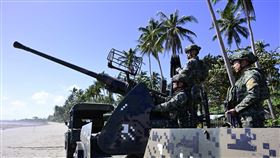 菲美近南海處進行海岸防衛聯合演習面對中國在南海擴張，菲律賓急速強化與盟邦軍事合作。圖為菲美陸戰隊16日在巴拉旺島進行「海上戰士合作」海岸防衛演習。中央社特約記者Edward Bungubung攝  112年11月27日