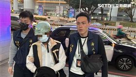 ▲謝姓運將疑似殘忍虐殺無辜毛孩，遭警方帶回釐清案情。（圖／記者黃翎瑄攝）