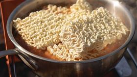 吃錯30年！這款泡麵最費工　網：都攪不散