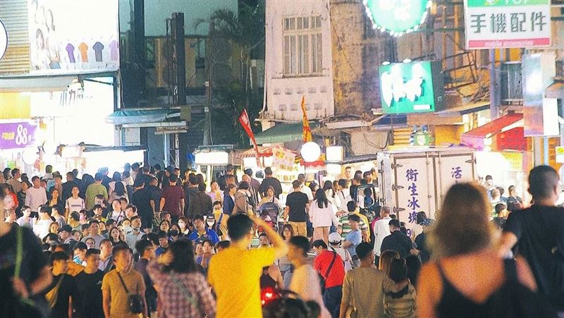墾丁大街擠爆！密密麻麻全是頭壯觀畫面曝