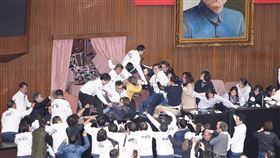 藍綠搶占主席台攻防  雙方爆激烈衝突（2）立法院會20日預計處理選罷法、憲法訴訟法及財劃法等修正草案，立法院會按往例在上午10時開會，但藍綠立委在主席台爆發激烈攻防衝突，截至10時30分，仍無法開會。中央社記者徐肇昌攝  113年12月20日