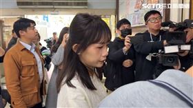 民眾黨發言人張彤幫陳佩琪代抽號碼牌。（圖／翻攝畫面）