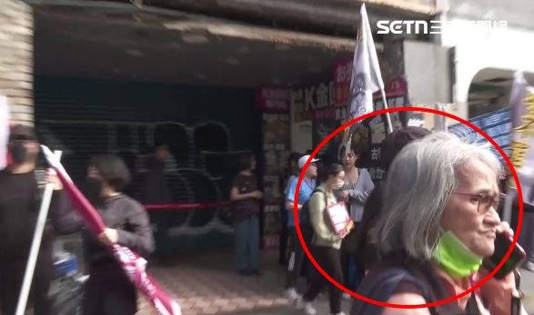 罷免王鴻薇拚二階連署！突遭阿姨鬧場嗆聲