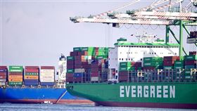 4月出口連6紅（1）財政部8日公布4月海關進出口貿易初步統計，4月出口金額374.8億美元、年增4.3%，連續6個月正成長。圖為停靠在高雄港區卸貨的長榮海運貨櫃船。中央社記者董俊志攝  113年5月8日