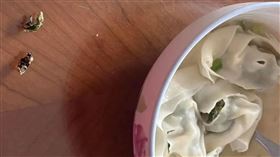 ▲陸女在餛飩中吃到1整隻蟑螂。（圖／翻攝自微博）

