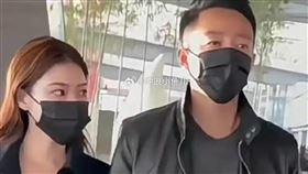 汪小菲帶馬筱梅和女兒一同到廟裡拜拜。（圖／翻攝自微博）