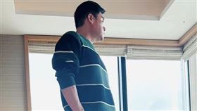 呂捷透露，妻子在日本的GU幫他一口氣買了19件衣服，其中一件毛衣只要新台幣184元，褲子425元，也就是妻子用609元幫他搞定穿搭。（圖／翻攝自溫柔的獵人-武松養虎）