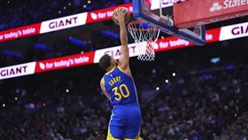 ▲柯瑞（Stephen Curry）6年來首次灌籃。（圖／美聯社／達志影像）