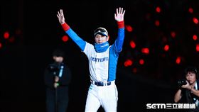 ▲火腿交流賽，火腿鬥士總教練新庄剛志進場。（圖／記者劉彥池攝影）