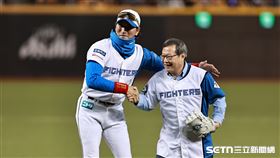 ▲火腿交流賽，火腿鬥士總教練新庄剛志接住開球者投出的球。（圖／記者劉彥池攝影）