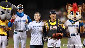 ▲火腿交流賽，火腿鬥士總教練新庄剛志擔任打者、中信兄弟總教練平野惠一蹲捕。（圖／記者劉彥池攝影）