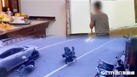 肇事駕駛現身靈堂下跪，祈求願諒。（圖／翻攝畫面）