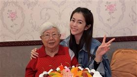 任容萱幫外婆慶生。（圖／翻攝自臉書）