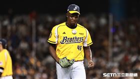 ▲火腿交流賽，中信兄弟先發投手德保拉單局挨2轟失7分退場。（圖／記者劉彥池攝影）