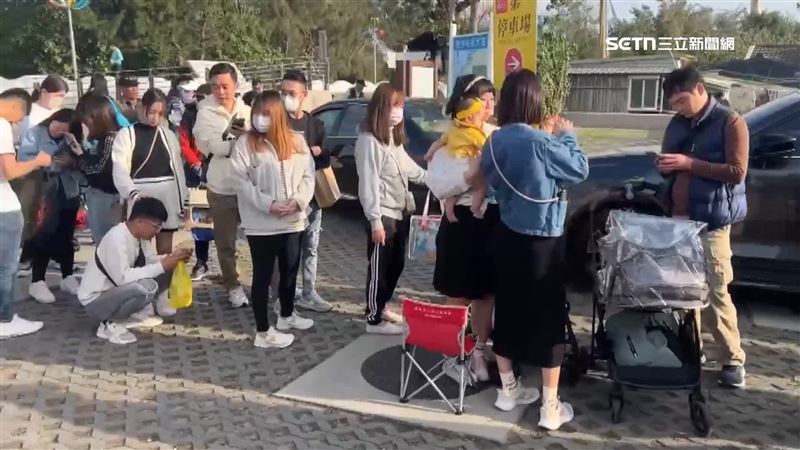 搶領白沙屯媽祖5千個奶嘴　拱天宮排500米