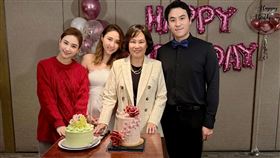 何超蓮、何超雲、何猶啟幫媽媽慶生。（圖／翻攝何超蓮微博）