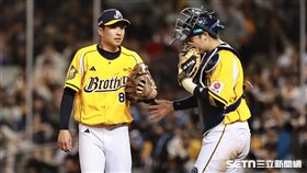▲火腿交流賽，中信兄弟第4任投手伍立辰和捕手高宇杰交談。（圖／記者劉彥池攝影）