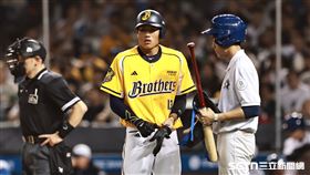 ▲火腿交流賽，中信兄弟右外野手許庭綸選到保送。（圖／記者劉彥池攝影）