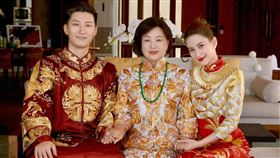 賭王三姨太在女兒何超蓮與竇驍婚宴時，配戴4.5億元翡翠比新娘還搶鏡（圖／翻攝微博）