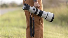 Sony FE 400-800mm F6.3-8 G OSS鏡頭採用輕量化設計提供優異的便攜性和機動性，而內變焦設計讓鏡頭重心可維持在幾乎相同位置，方便長時間追蹤與拍攝。（圖／台灣索尼提供）