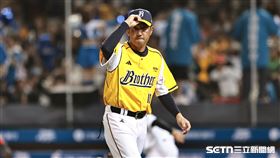 ▲火腿交流賽，中信兄弟0：8遭到火腿鬥士完封，總教練平野惠一賽後和球迷致意。（圖／記者劉彥池攝影）