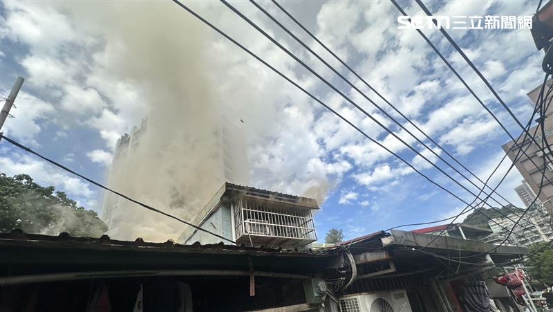 台北平房竄濃煙　警消救出七旬婦命危送醫