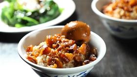 「滷肉飯」肉丁肥潤不膩，滷汁鹹中帶甘，米飯飽實不爛。（圖／鏡週刊）