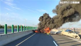 台61線北上245公里處發生火燒車意外，造成1死2傷的慘劇。（圖／翻攝畫面）