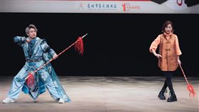 郎祖筠（右）與余凱揚演出一段歌仔戲。（圖／大稻埕劇苑提供）