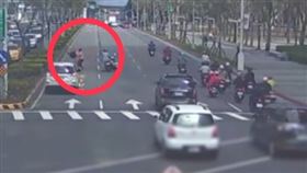 雙方氣到不顧一切，停在路中央直接拼輸贏，最終全落在警方手中。（圖／警方提供）