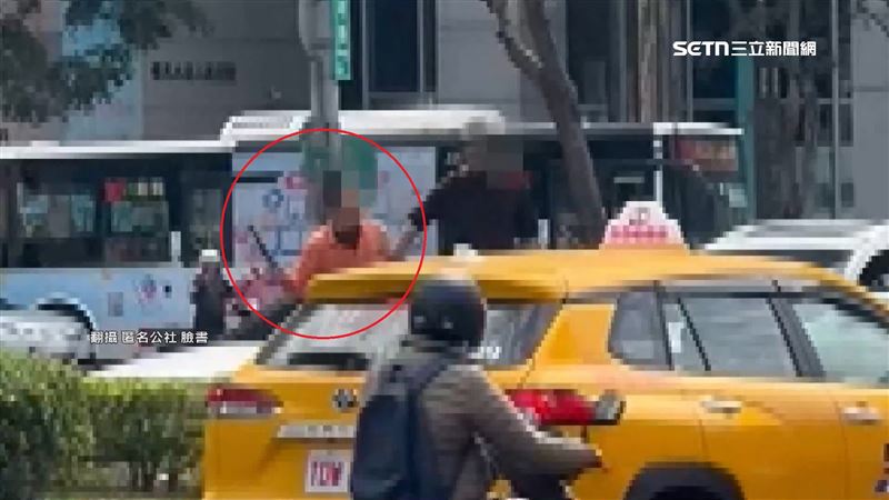 板橋車站兩騎士互毆！掏塑膠條猛打對方頭