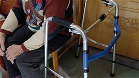 80歲免巴氏量表聘外籍看護  家總提2反對理由立法院將處理就業服務法第46條修正草案，讓80歲長者免巴氏量表評估可聘外籍看護。家庭照顧者關懷總會30日提出2項反對理由指出，不應用「年齡」做為免評標準，外籍看護是稀缺資源，應優先配置給有需要者，建議廢除巴氏量表，改長照單軌評估。圖為長者示意圖。中央社記者曾以寧攝  113年12月30日