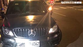 黑色賓士車駕駛決定棄車逃逸，警方正在追緝其下落。（圖／翻攝畫面）