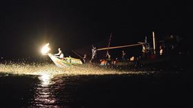 金山磺港漁船「三協順26號」今晚（2日）傳出在彭佳嶼海域起火燃燒，5船員獲救，2人尚未尋獲。（示意圖／翻攝金山磺港【蹦火仔】臉書）