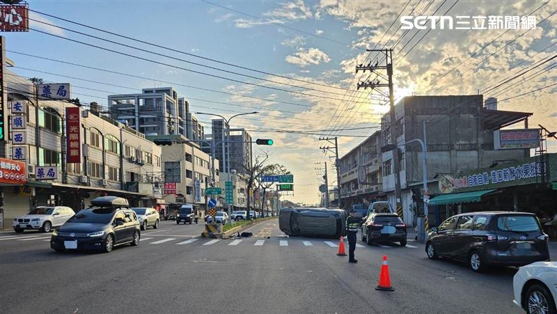 台中男開車突恍神　撞分隔島側翻3傷送醫