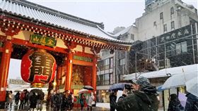 日本東京2月初可能降雪根據日本氣象預報，東京市區最快有可能在1月28日短暫降雪或出現雨雪交雜的情況，而受到低氣壓影響，2月1日到4日之間也有可能降雨或降雪。圖為2018年1月東京降雪情景。中央社記者黃名璽攝  114年1月26日