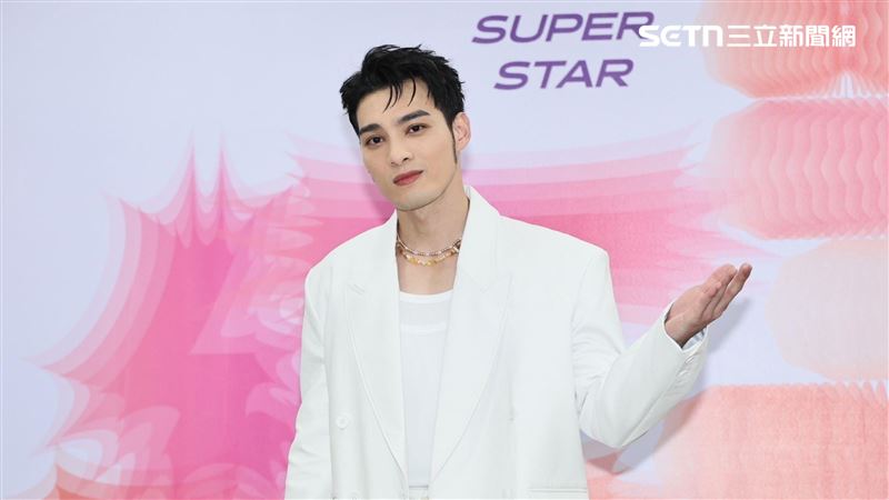 鄰座都女生！黃偉晉火車上1舉挨轟反擊了