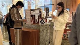 梁赫群跟老婆、兒子去吃飯，彼此維持的微妙的社交距離。