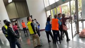 退休師嗆傅崐萁「通匪」！被粗暴拉走新視角曝光。（圖／翻攝自Threads）