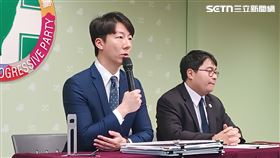 民進黨發言人吳崢、黃帝穎律師上午召開「新聞造謠、連署造假 國民黨將受法律與人民制裁！」記者會。 （圖／記者盧素梅攝影)