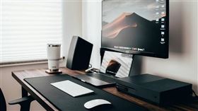 民俗專家柯柏成分享，只要「驚蟄」當天上班、上學時，記得敲擊9下辦公桌或書桌的「西北方桌緣」，並在心中默想「小人遠離，貴人來」就能擊退小人。（示意圖／翻攝unsplash）