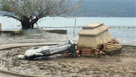 水位下降，銅像現身，正臉朝下陷入一灘爛泥中。（圖／翻攝自張同雨臉書）