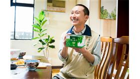  藝人浩子當里長？自曝愛搞笑但重視健康　天天喝一杯「綠綠的」（業配勿用）